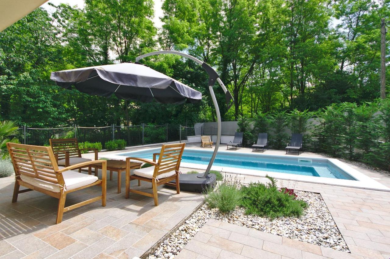 Holiday House With Pool 卡维勒 外观 照片