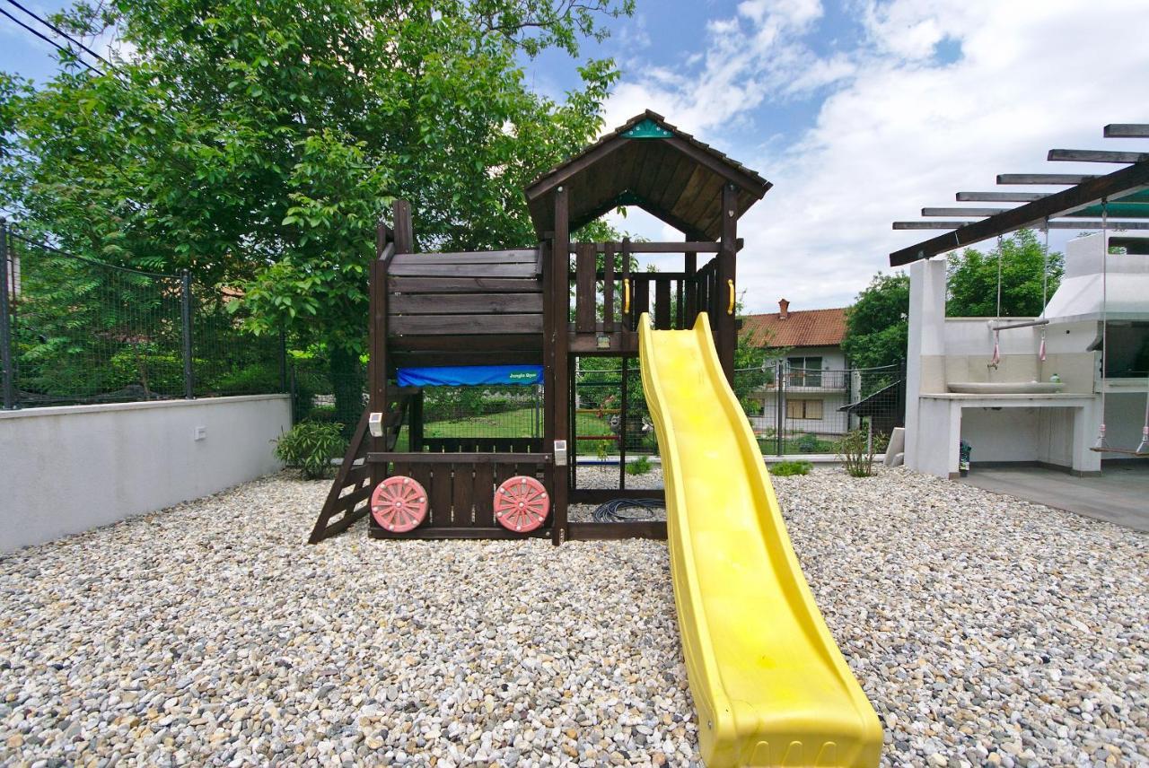 Holiday House With Pool 卡维勒 外观 照片